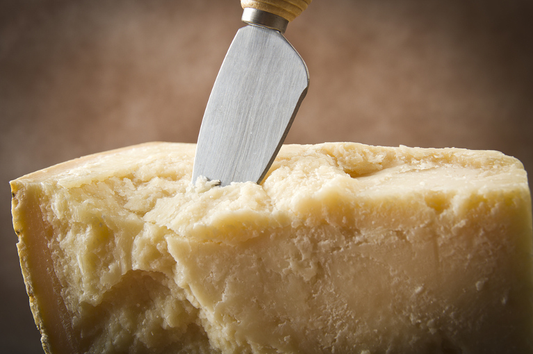 Производители итальянского сыра начали добавлять съедобные чипы в свои продукты