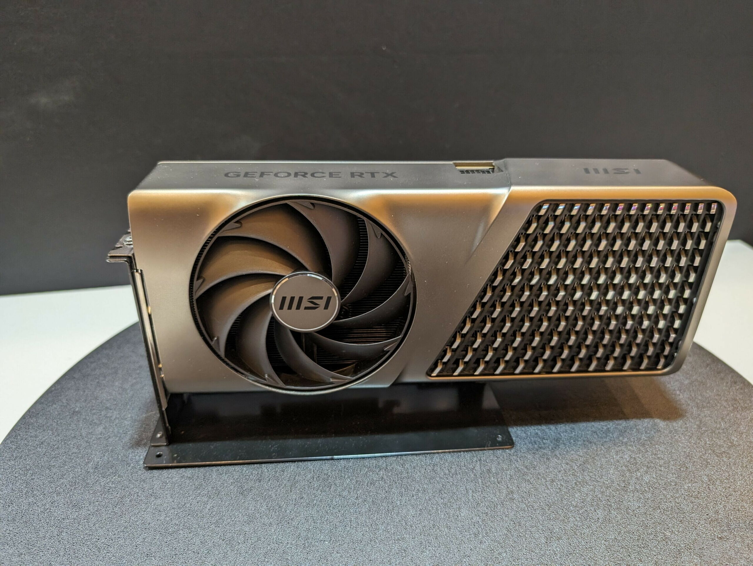 На видеокарте RTX 4080 SUPER обнаружен неисправный не защёлкивающийся разъем 12V2x6